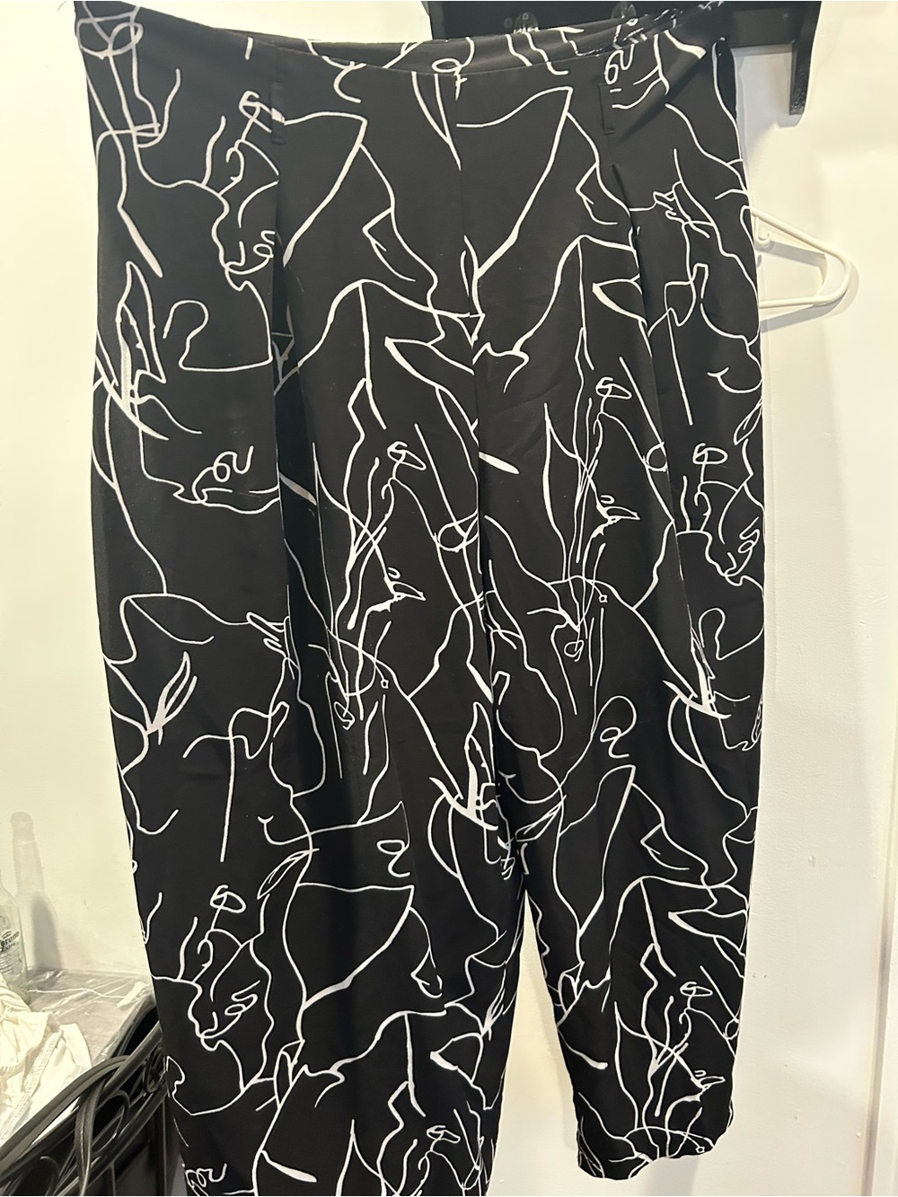 SHEIN Black and White Abstract Line Print Cropped Pants